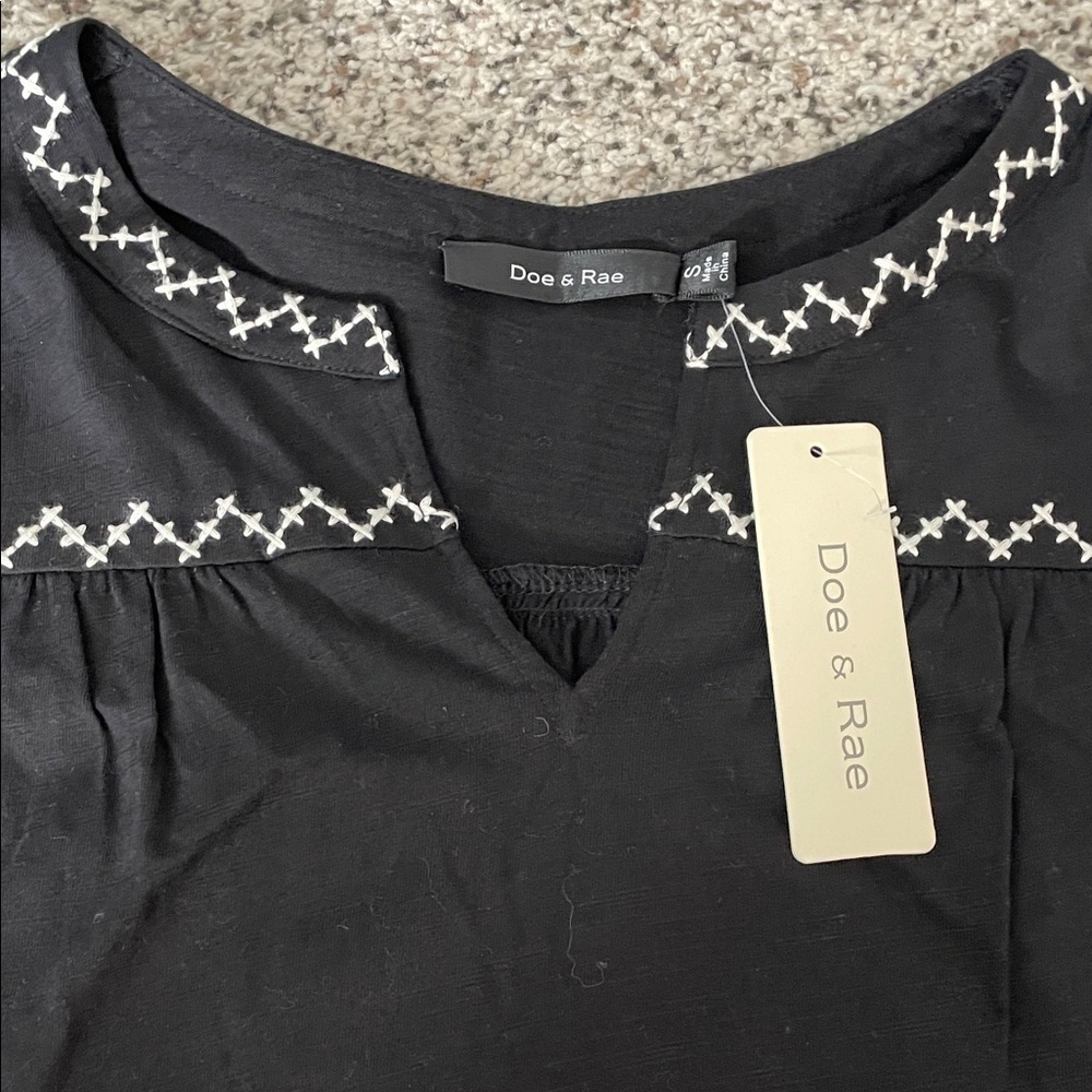 Women’s Doe & Rae Black Top with White Embroidery size small - Picture 2 of 6